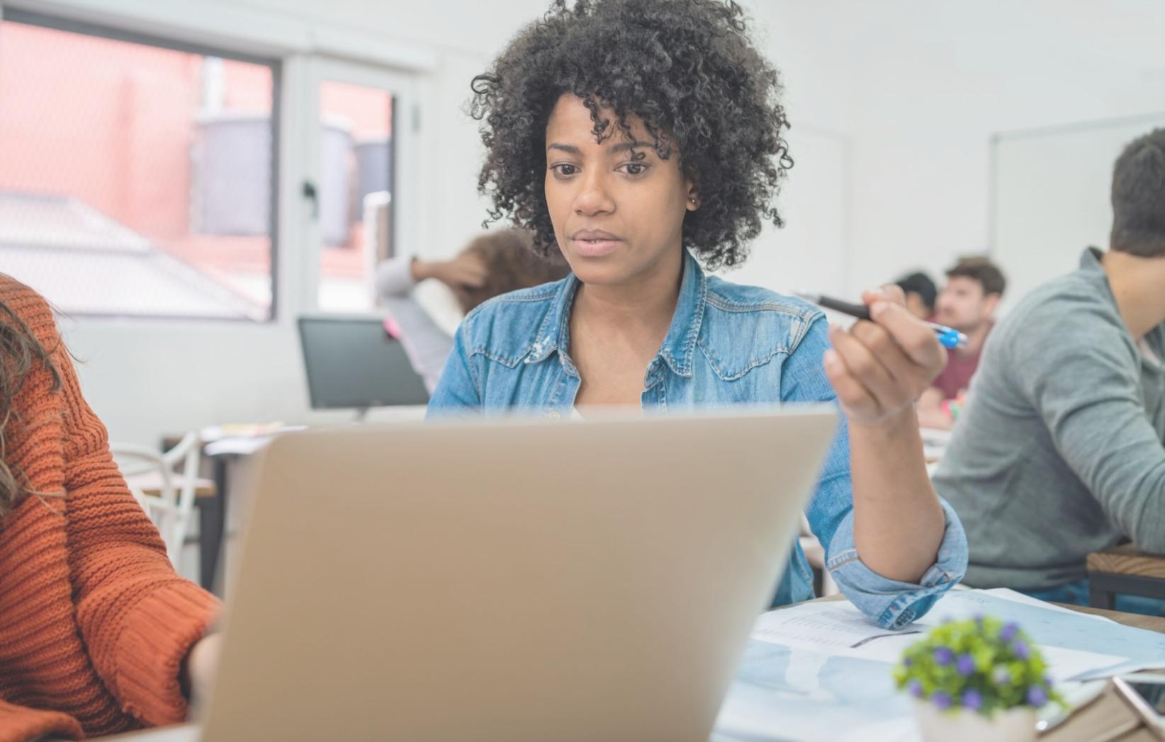 Séance de formation en gestion budgétaire avec documents financiers